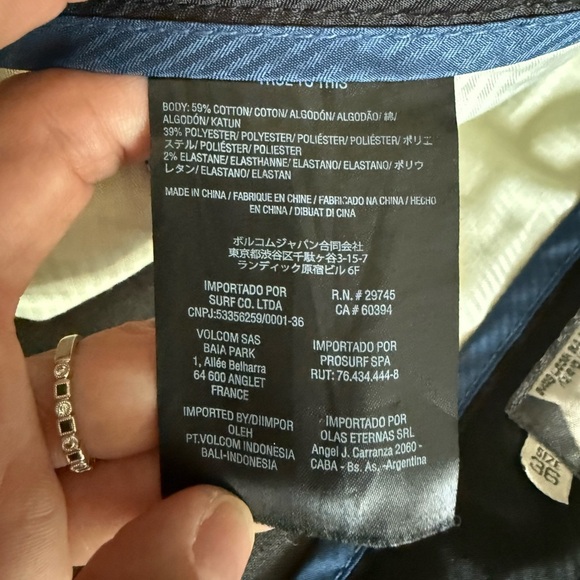 Volcom shorts • Men’s size 36 - Picture 3 of 7